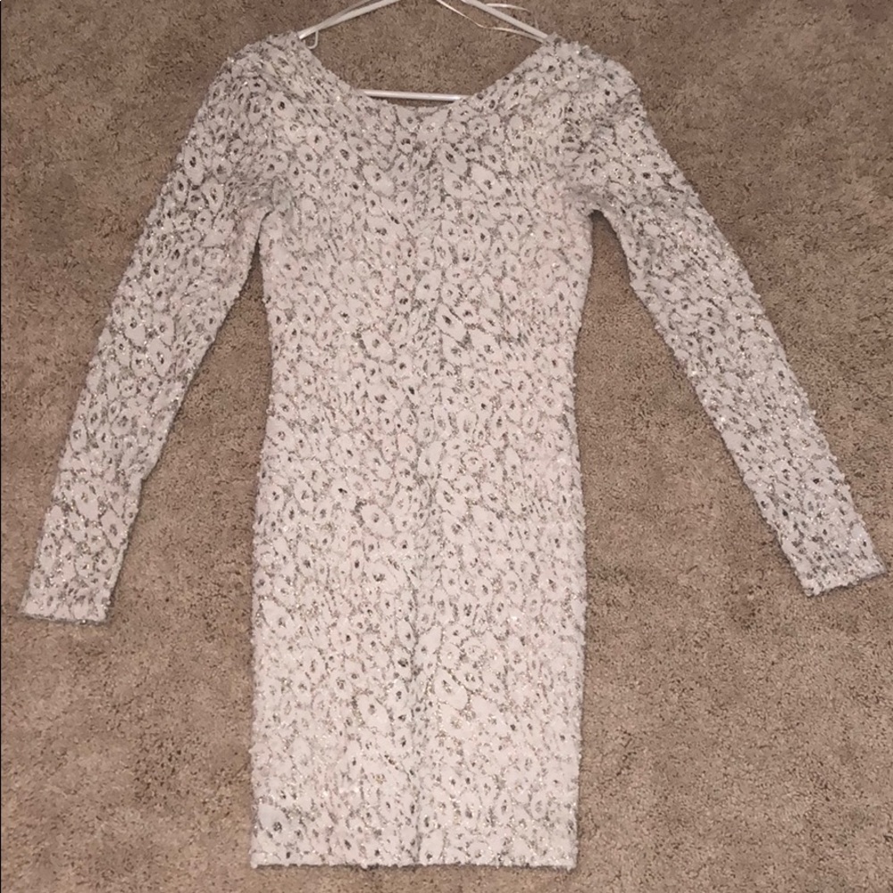 Long sleeved white dress with shiny print!